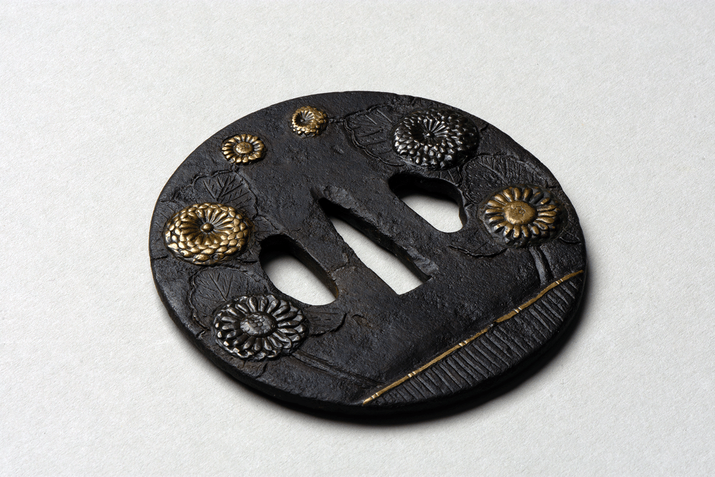 Tsuba - Flowers - Katakiribori, Zogan Inlay - antique Momoyama Japan