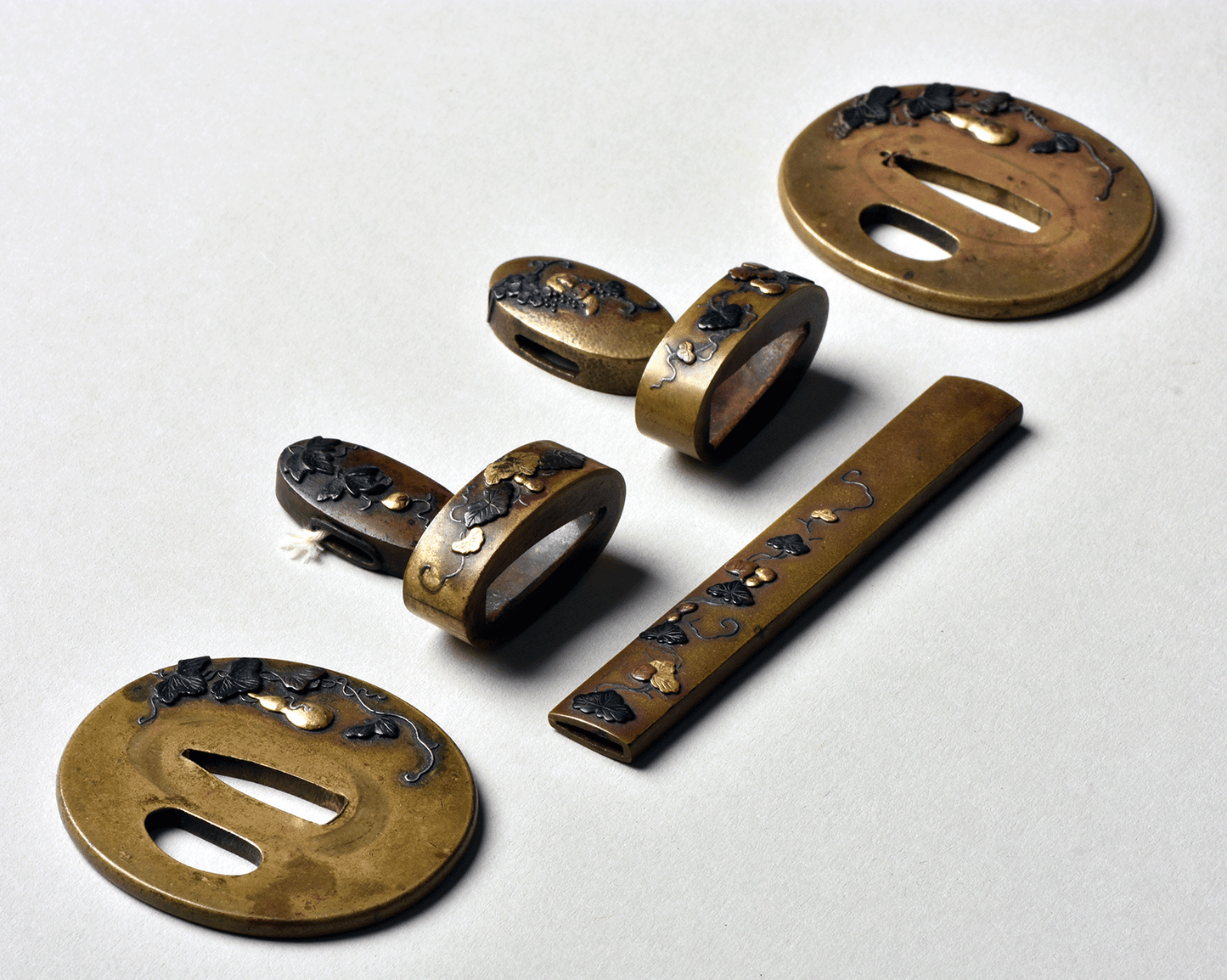 - Tosogu Daisho Set Yasuchika EDO - 2x Tuba, 2x Fuchi Kashira, Kozuka