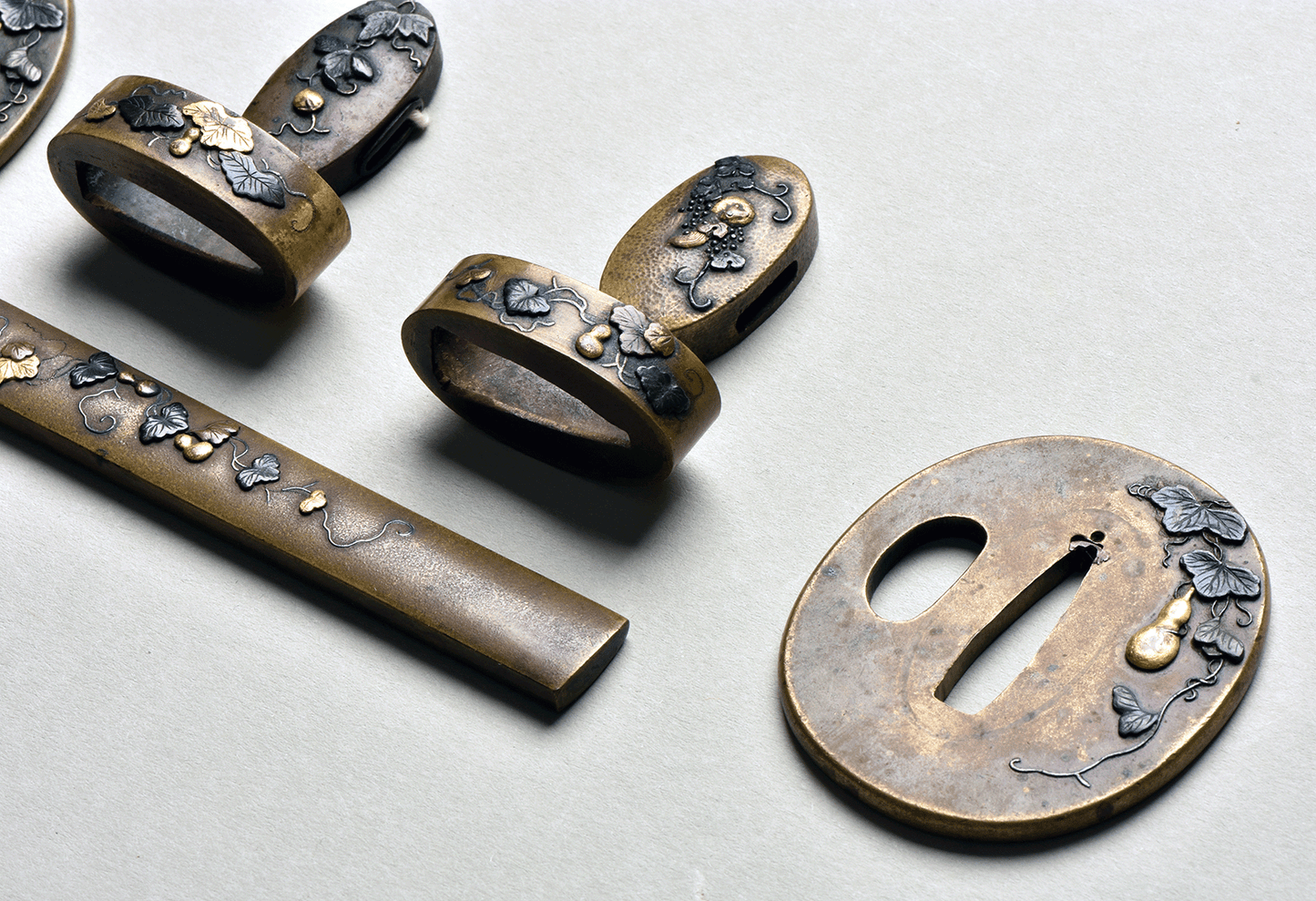 - Tosogu Daisho Set Yasuchika EDO - 2x Tuba, 2x Fuchi Kashira, Kozuka