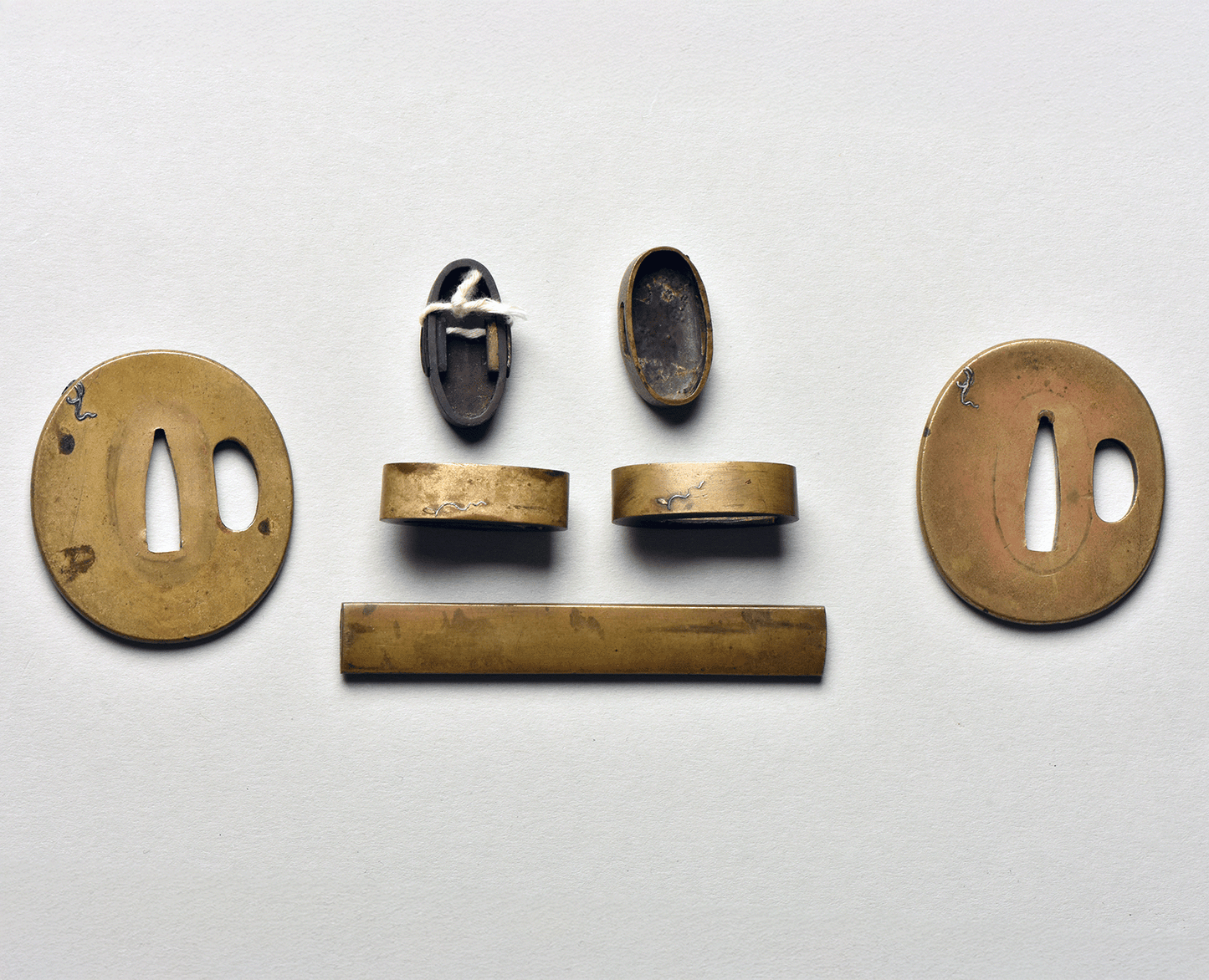 - Tosogu Daisho Set Yasuchika EDO - 2x Tuba, 2x Fuchi Kashira, Kozuka