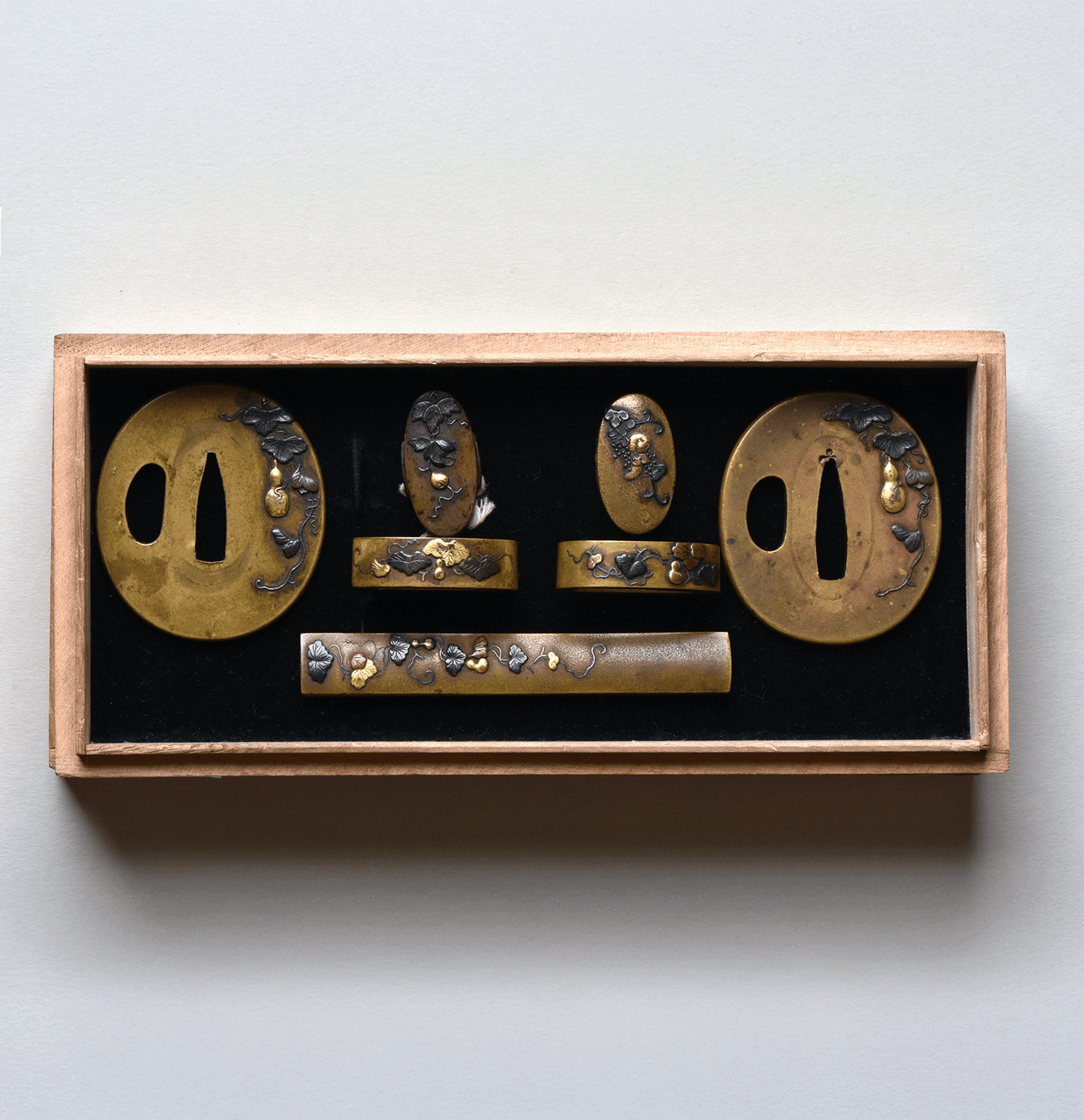 - Tosogu Daisho Set Yasuchika EDO - 2x Tuba, 2x Fuchi Kashira, Kozuka