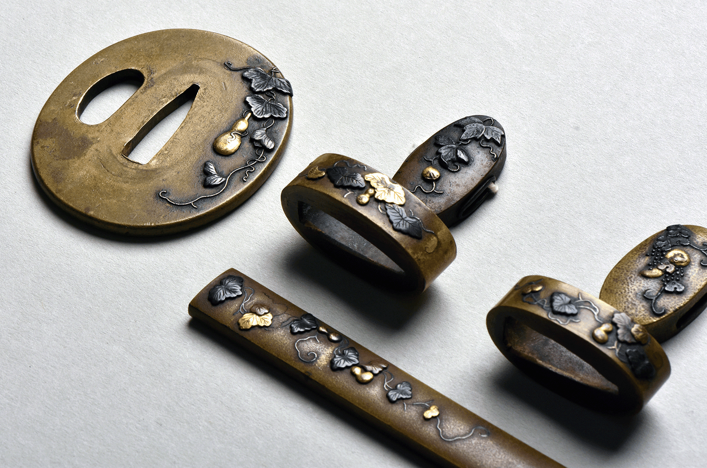 - Tosogu Daisho Set Yasuchika EDO - 2x Tuba, 2x Fuchi Kashira, Kozuka